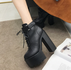 Botines con cordones y tacones cuadrados