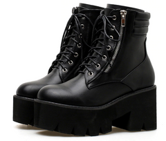 Botines con cordones y tacones cuadrados