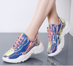 Glänzende Schnürsneaker