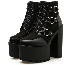 Botines con cordones y tacones cuadrados