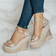 Hohe gewebte Plateau-Sandalen mit Nieten