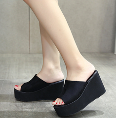 Lässige Plateausandalen