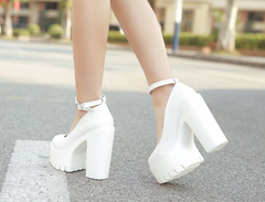 Lässige Schuhe mit hohen Absätzen