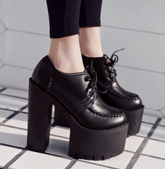 Pumps mit Schnürung und High Heels