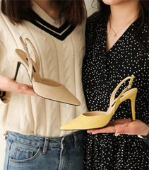 Einfarbige Pumps mit spitzer Spitze