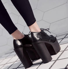 Pumps mit Schnürung und High Heels