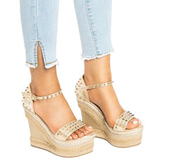 Hohe gewebte Plateau-Sandalen mit Nieten