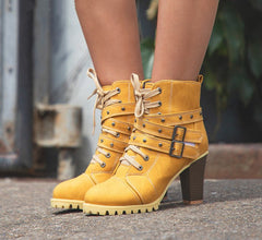 Botas de tacón alto de nobuk con cordones, hebillas y remaches