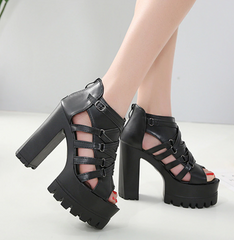 Ledersandalen mit quadratischem Absatz