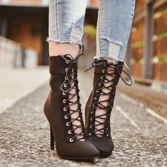 Stiefeletten mit hohem Absatz und Schnürung aus Flock