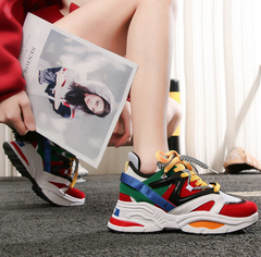 Mehrfarbige Sneakers mit hoher Sohle