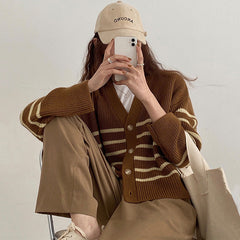 Selbst gemachte gestreifte Strickjacke