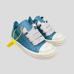 Blaue Leder-Sneakers mit Jumbo-Schnürsenkeln
