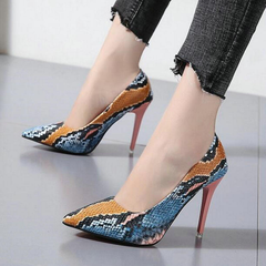 High Heel Pumps mit Schlangenhaut-Print
