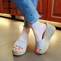 Flip-Flops mit Plateausohle aus Samt