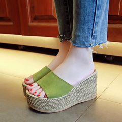 Flip-Flops mit Plateausohle aus Samt