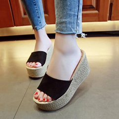 Flip-Flops mit Plateausohle aus Samt