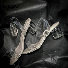 Transparente Sandalen mit Fesselriemchen