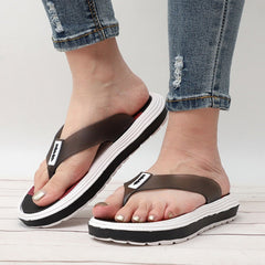 Lässige Plateau-Flip-Flops