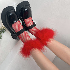 Flauschige Netzsocken im Y2K-Stil