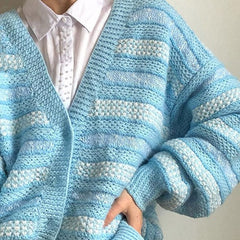 Babyblaue gestreifte Strickjacke