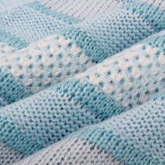 Babyblaue gestreifte Strickjacke