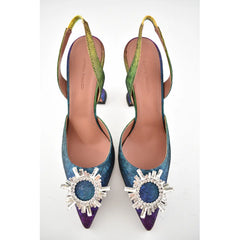 Tacones altos con copa de vino y arcoíris degradado