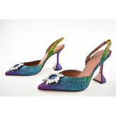 Tacones altos con copa de vino y arcoíris degradado