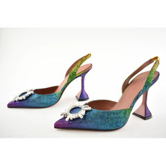 Tacones altos con copa de vino y arcoíris degradado