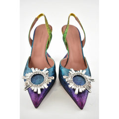 Tacones altos con copa de vino y arcoíris degradado