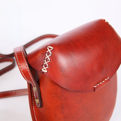 Bolso pequeño de cuero curtido vegetal cosido a mano