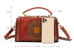 Große Lederhandtaschen mit Vintage-Nieten