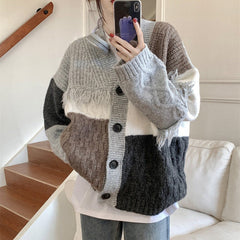 Graue Oma-Strickjacke mit Fransen