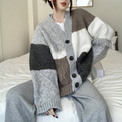 Graue Oma-Strickjacke mit Fransen