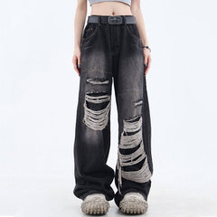 Zerrissene weite Jeans im Grunge-Stil