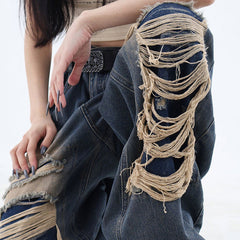 Zerrissene weite Jeans im Grunge-Stil