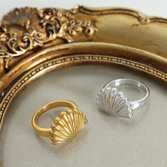 Anillo de concha con estética minimalista