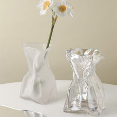 Zerknittertes Papier, Glas, Blumenvase