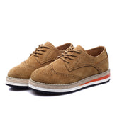 Schuhe mit flacher Plateausohle und dicker Sohle