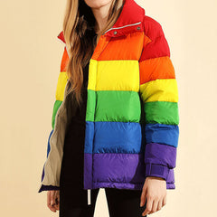Pufferjacke in Regenbogenfarben