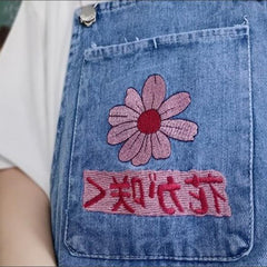 Latzshorts mit Sakura-Stickerei