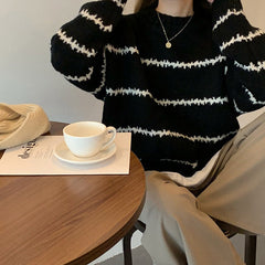 Minimalistischer ästhetischer gestreifter Pullover