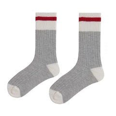 Gestreifte, gerippte Socken in Grau