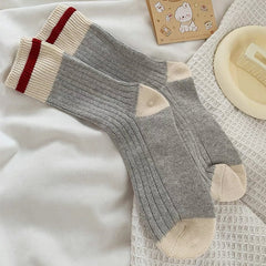 Gestreifte, gerippte Socken in Grau