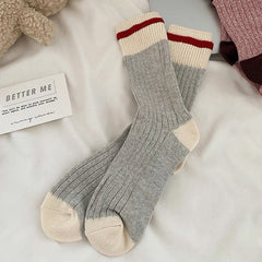 Gestreifte, gerippte Socken in Grau