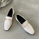 Mocasín plano con hebilla metálica