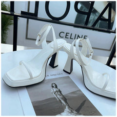 Sandalen mit quadratischem Absatz und Plateau