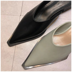 Lässige Pantoletten mit spitzer Spitze