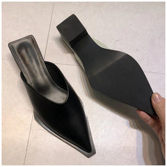 Lässige Pantoletten mit spitzer Spitze