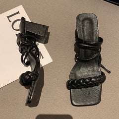 Sandalen mit eckiger Zehenpartie und hohem Absatz zum Schnüren